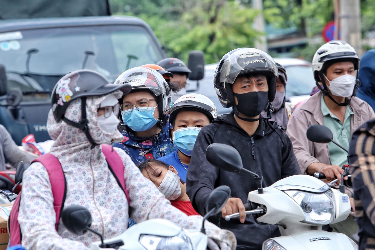 Anh Nguyễn Huy Tuấn quê Thanh Hóa chia sẻ: “Ngày hôm nay, tôi cùng gia đình lên Hà Nội sớm để tránh tình trạng tắc đường như mọi năm. Tuy quãng đường không xa lắm, nhưng do phải dậy từ 5h sáng di chuyển lên Hà Nội nên các cháu cũng vẫn còn đang buồn ngủ”.
