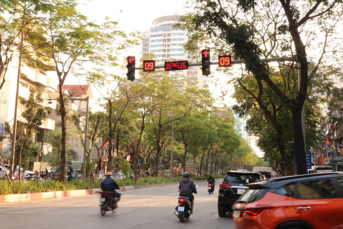 Tại nút giao đường Láng Hạ, xe vẫn ngang nhiên vượt, xem đèn tín hiệu như vô hình. Ảnh: Trần Diệp.