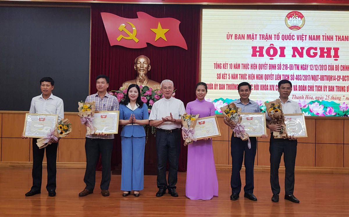 Trưởng Ban Dân vận, Chủ tịch Ủy ban MTTQ tỉnh Thanh Hóa Phạm Thị Thanh Thủy và Linh mục Trần Xuân Mạnh, Phó Chủ tịch không chuyên trách, Chủ tịch Uỷ ban Đoàn kết Công giáo Việt Nam, Chủ tịch Uỷ ban Đoàn kết Công giáo tỉnh Thanh Hoá trao Bằng khen và hoa cho các tập thể có thành tích xuất sắc trong việc thực hiện Quyết định 218, Nghị quyết liên tịch số 403 trong thời gian qua.
