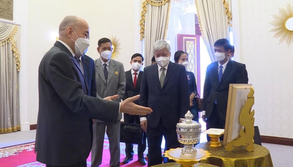 Quốc vương Campuchia Norodom Sihamoni trao quà lưu niệm cho Bí thư Trung ương Đảng, Chủ tịch UBTƯ MTTQ Việt Nam Đỗ Văn Chiến. Ảnh: Quang Vinh.