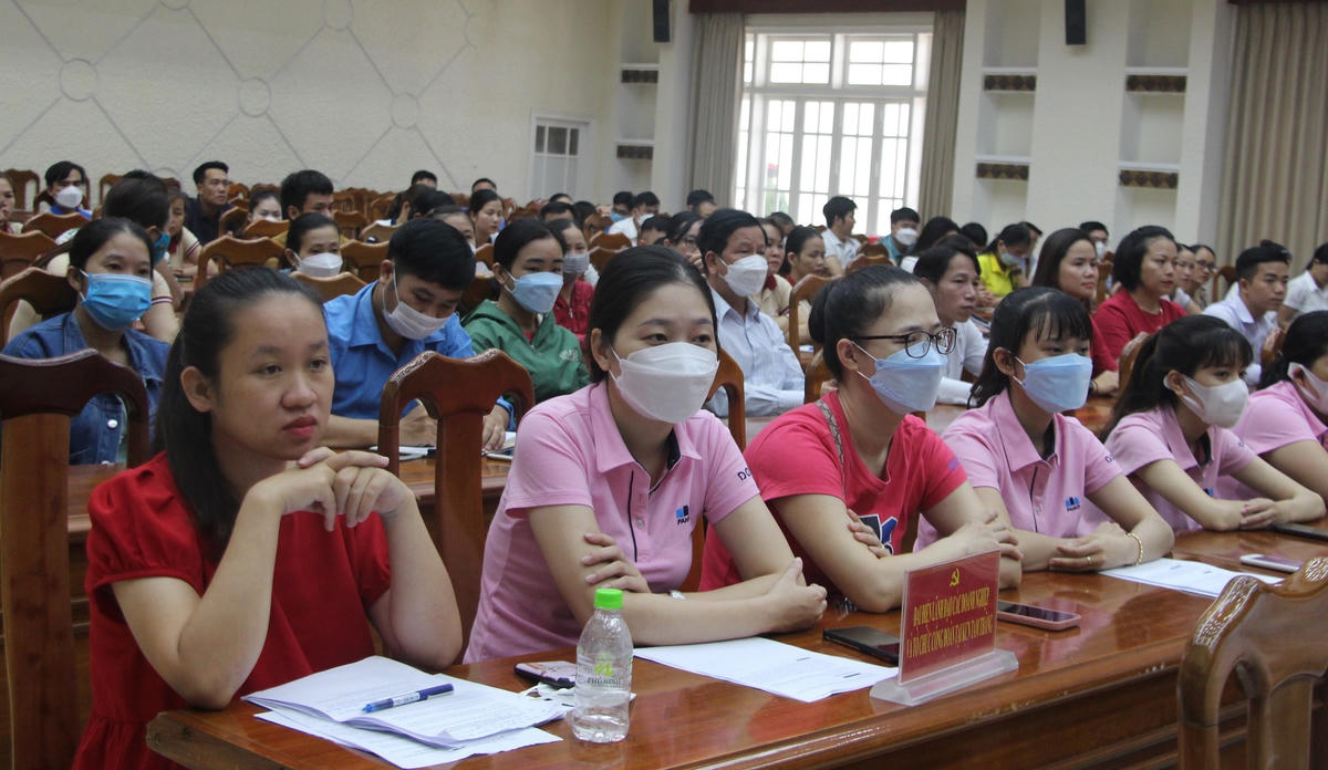 Rất đông CN, NLĐ tham gia hội nghị gặp gỡ, đối thoại.