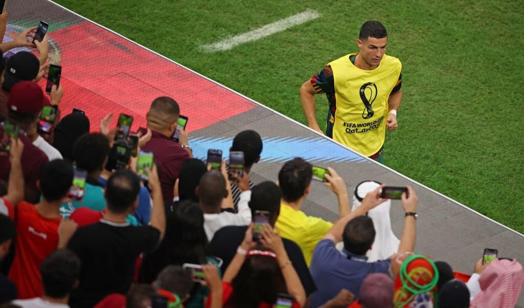Ronaldo rời sân một mình, khi các đồng đội đã ăn mừng xong và tiến vào phòng thay đồ. Ảnh: Getty.
