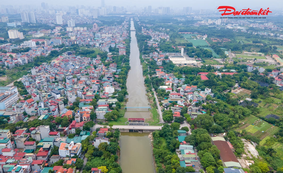 Được biết, trong cụm công trình đầu mối Liên Mạc, còn có nhiều hạng mục liên quan khác như cống Liên Mạc 1, Liên Mạc 2... Cống có nhiệm vụ lấy nước từ sông Hồng vào sông Nhuệ để cấp nước tưới cho 40.483 ha diện tích canh tác và các nhu cầu dùng nước khác. Cống nằm dưới đê hữu sông Hồng thuộc phường Thụy Phương, quận Bắc Từ Liêm, được xây dựng từ năm 1937 và đưa vào sử dụng từ năm 1941.