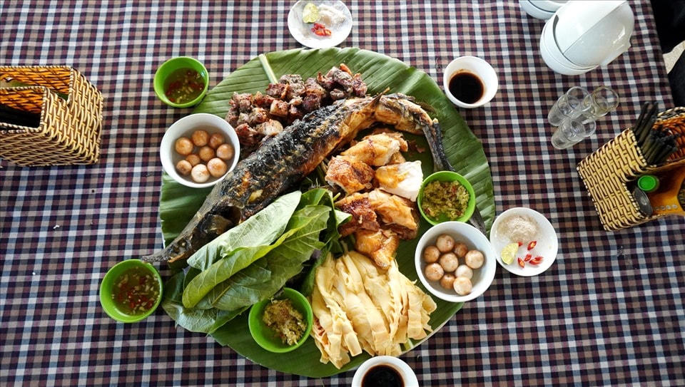 Cũng theo ông Sâm, hiện tại ngoài việc nuôi cá tầm, ông cũng triển khai thêm việc đón khách đến thăm quan, du lịch công động và phục vụ ăn uống tại chỗ.