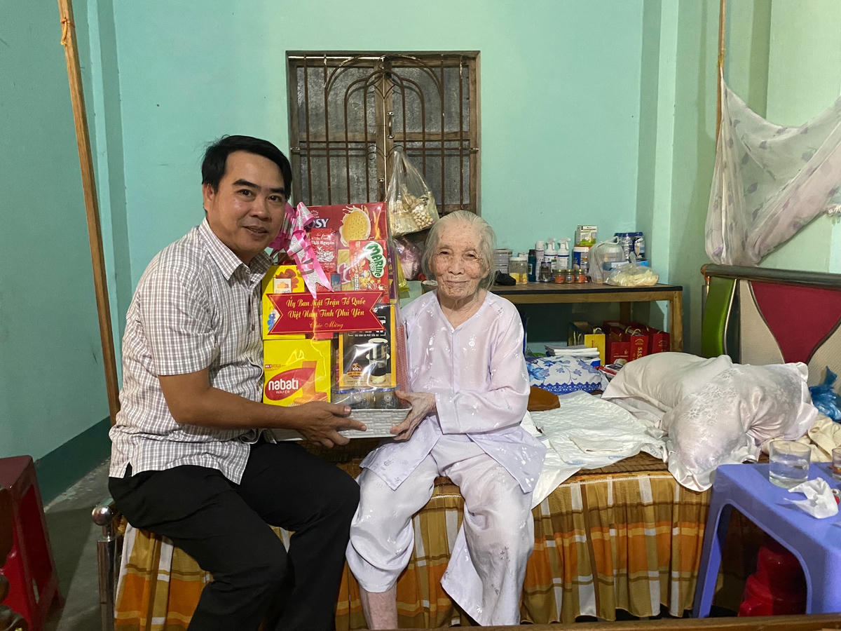 Phó Chủ tịch thường trực Ủy ban MTTQ tỉnh Phú Yên trao quà chúc mừng Giáo hữu Hương Năm – Phó Trưởng ban cai quản Thánh thất Sông Cầu.