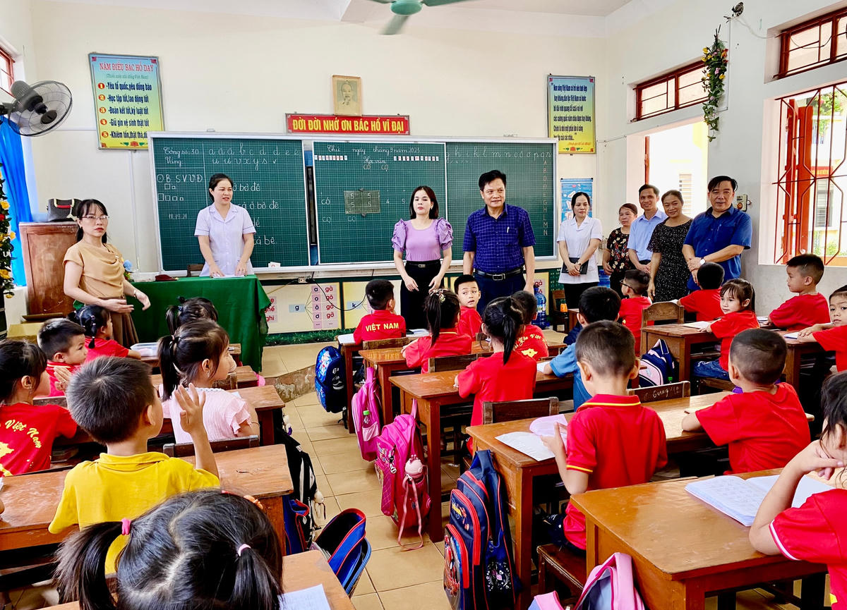 Ngành Y tế huyện Hương Khê phối hợp cùng ngành giáo dục huyện này phổ biến kiến thức, tuyên truyền về bệnh đau mắt đỏ.