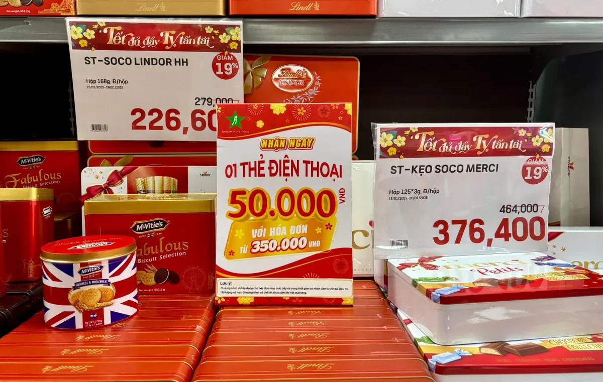 Siêu thị chật cứng người mua sắm ngày cận Tết
