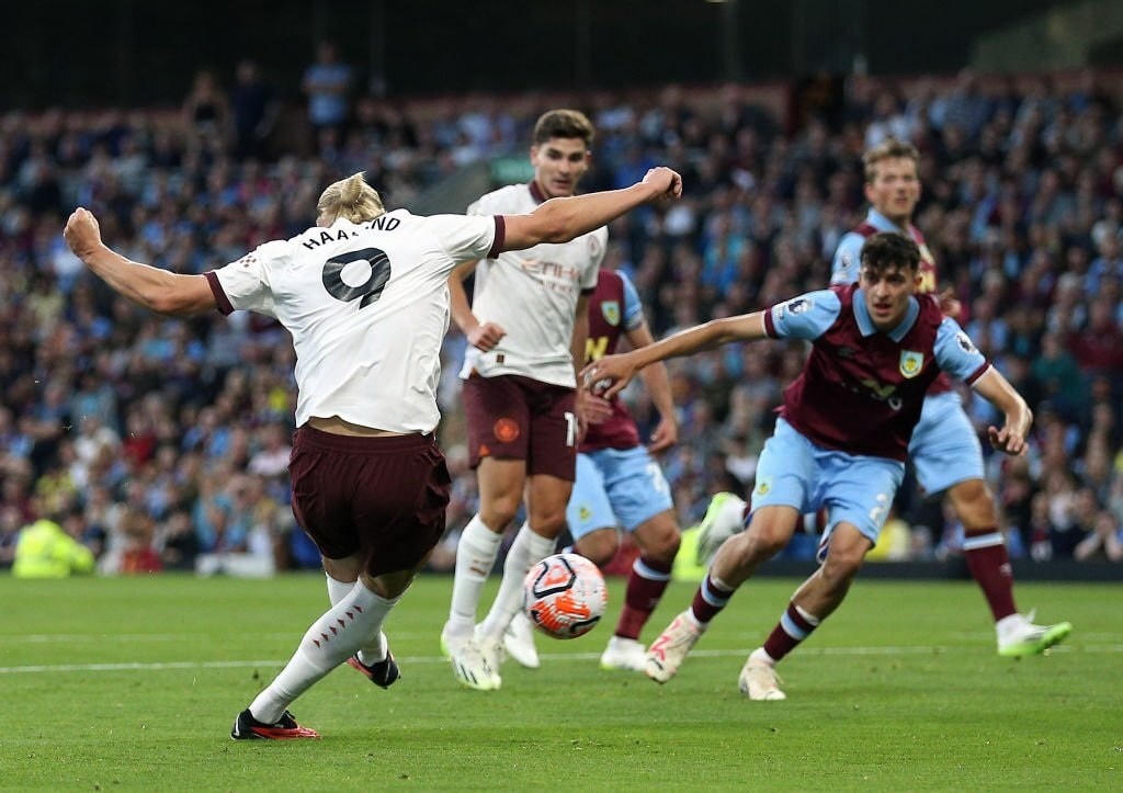 Erling Haaland ghi cú đúp giúp Man City có chiến thắng dễ dàng 3-0 trước Burnley. Ảnh: Getty.