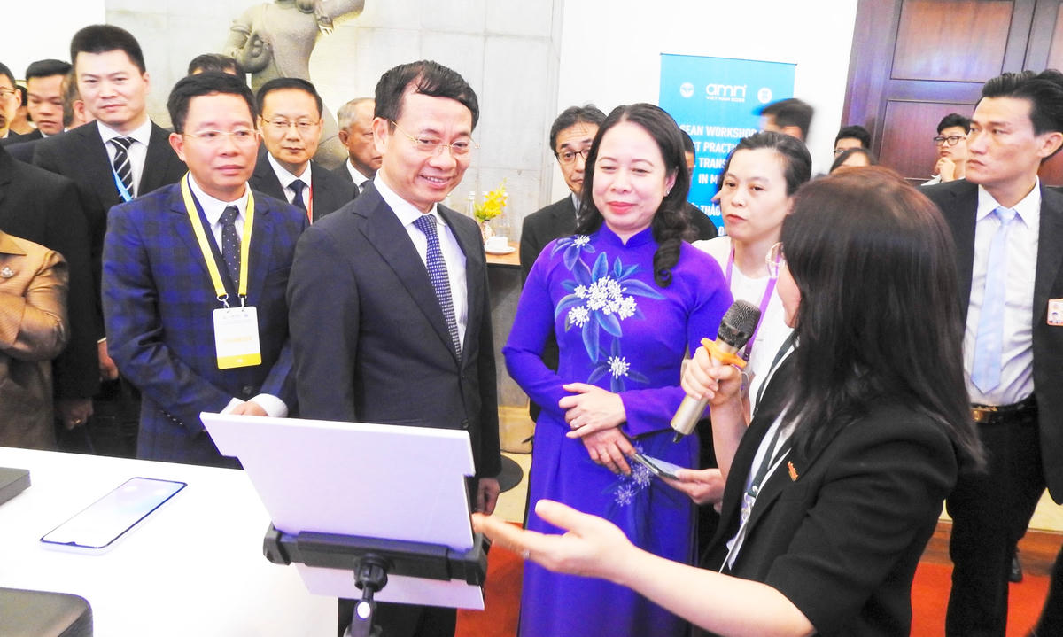 Phó Chủ tịch nước Võ Thị Ánh Xuân, Bộ trưởng TT&TT Nguyễn Mạnh Hùng cùng Bộ trưởng Thông tin các nước ASEAN, tham quan khu trưng bày công nghệ thông tin. Ảnh: Thanh Tùng.
