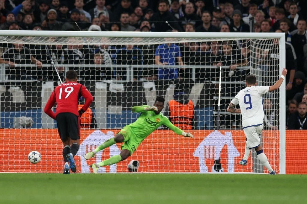 Kết quả Man Utd thua 3-4 và bị đẩy xuống cuối bảng A.