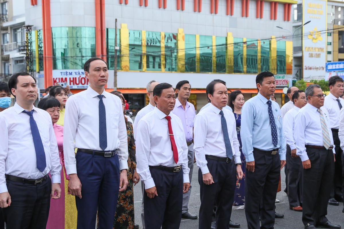 Đoàn đại biểu hai nước tham dự Hội nghị dâng hương, dâng hoa tại tượng đài Chủ tịch Tôn Đức Thắng tại thành phố Long Xuyên, tỉnh An Giang.