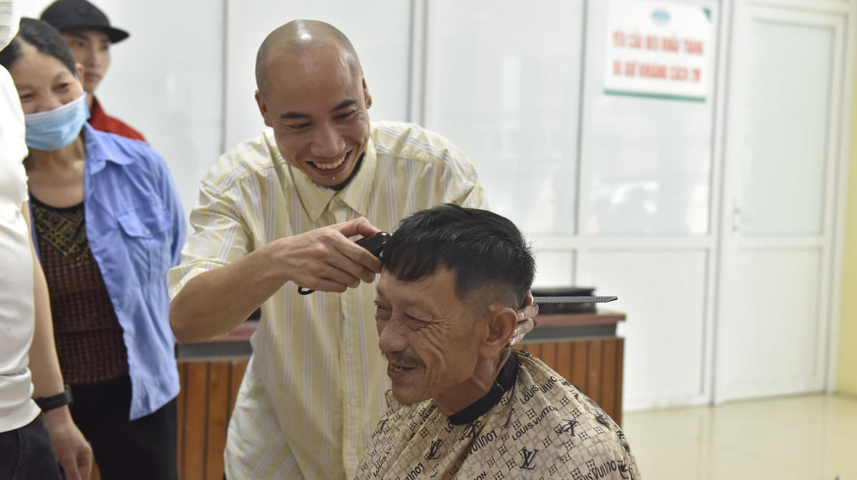 Người đứng ra thành lập nhóm cắt tóc miễn phí này là anh Trần Đức Thịnh (39 tuổi, chủ một salon tóc tại TP Thanh Hóa) 