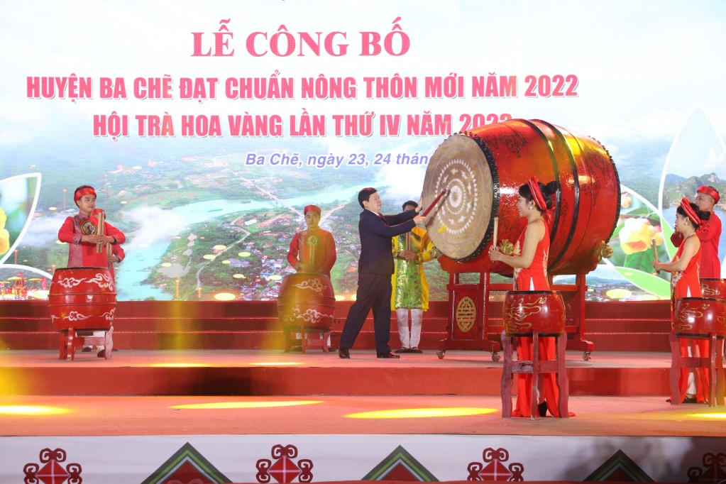 Ông Vũ Thành Long, Tỉnh uỷ viên, Bí thư Huyện uỷ Ba Chẽ, gióng trống khai hội Trà hoa vàng. Ảnh: QMG.
