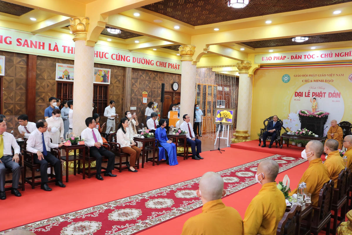 Tham dự buổi đến thăm và chúc mừng đại lễ Phật đản Phật lịch 2566 tại chùa Minh Đạo còn có Phó Chủ tịch UBTƯ MTTQ Việt Nam Trương Thị Ngọc Ánh (thứ ba từ trên xuống, hàng bên trái). Ảnh: Hồng Phúc.