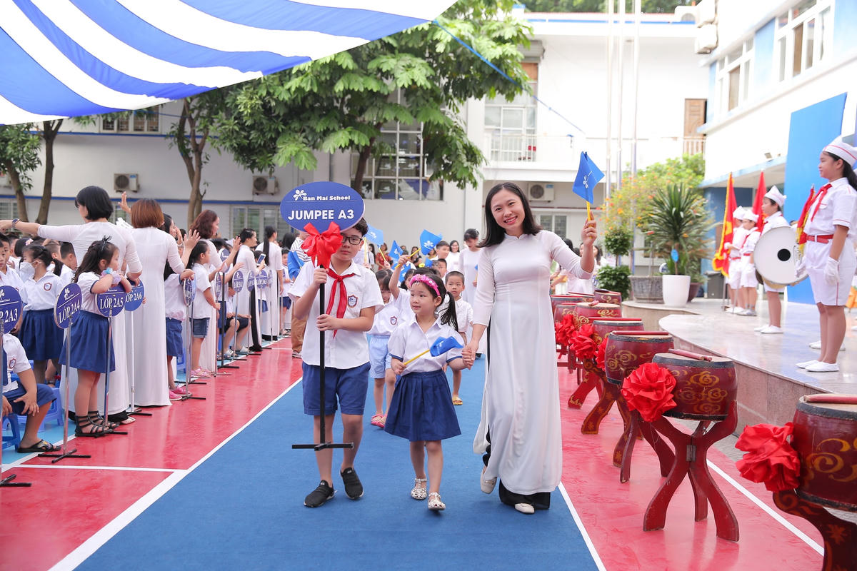 Các em học sinh đầu cấp xếp hàng diễu hành tiến vào khán đài trong sự cổ vũ, vẫy chào của tất cả thầy cô và  học sinh toàn trường Tiểu học Ban Mai.