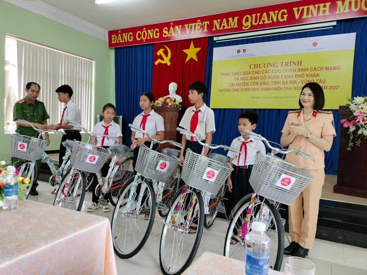 Quà tặng cho các em nhỏ.