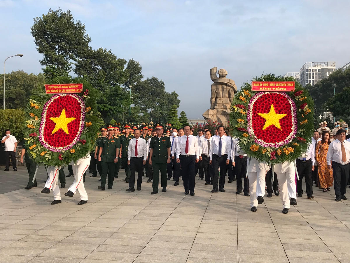 Đoàn Thành ủy, HĐND, UBND và Ủy ban MTTQ Việt Nam TP HCM đến dâng hương, dâng hoa tại Nghĩa trang Liệt sĩ TP HCM (Ảnh: Anh Đức).