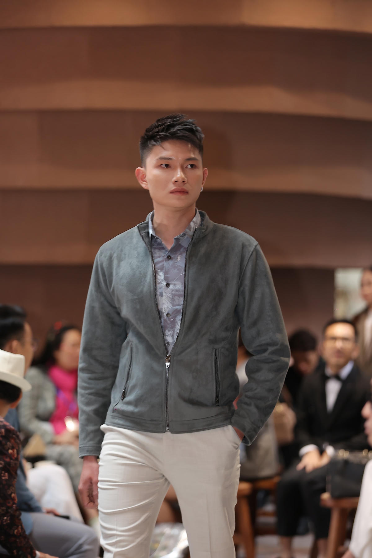 Hạ Vy, Andrea Aybar sải bước ấn tượng với thiết kế menswear