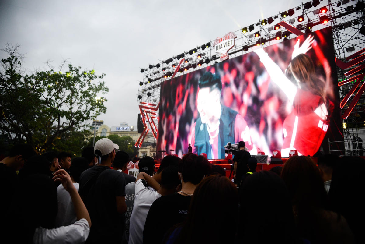 Còn tại phố đi bộ, người hâm mộ cũng không kém phần nào nhiệt huyết. Trước khi bắt đầu trận đấu, mọi người đang cùng nhau xem lại những khoảnh khắc đẹp trước đó của cả tuyển nữ và tuyển nam.
