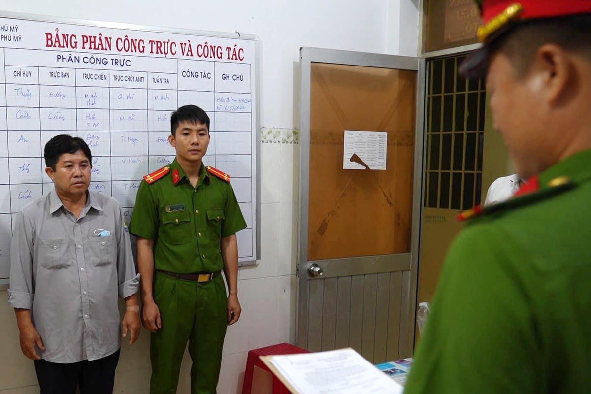 Công an đọc lệnh bắt tạm giam 3 tháng đối với tài xế Cao Quốc Phát (Ảnh: C.A.).