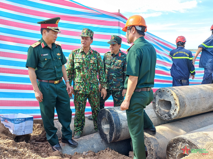 Thiếu tướng Nguyễn Minh Triều, Phó tư lệnh Quân khu 9 kiểm tra tại hiện trường. Ảnh: QĐND điện tử.