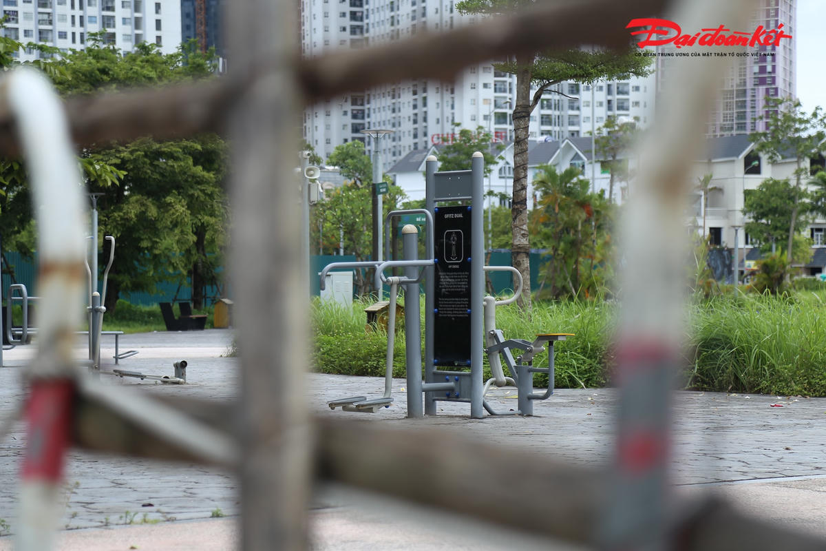 Các dụng cụ tập thể dục cũng đã được lắp đặt.