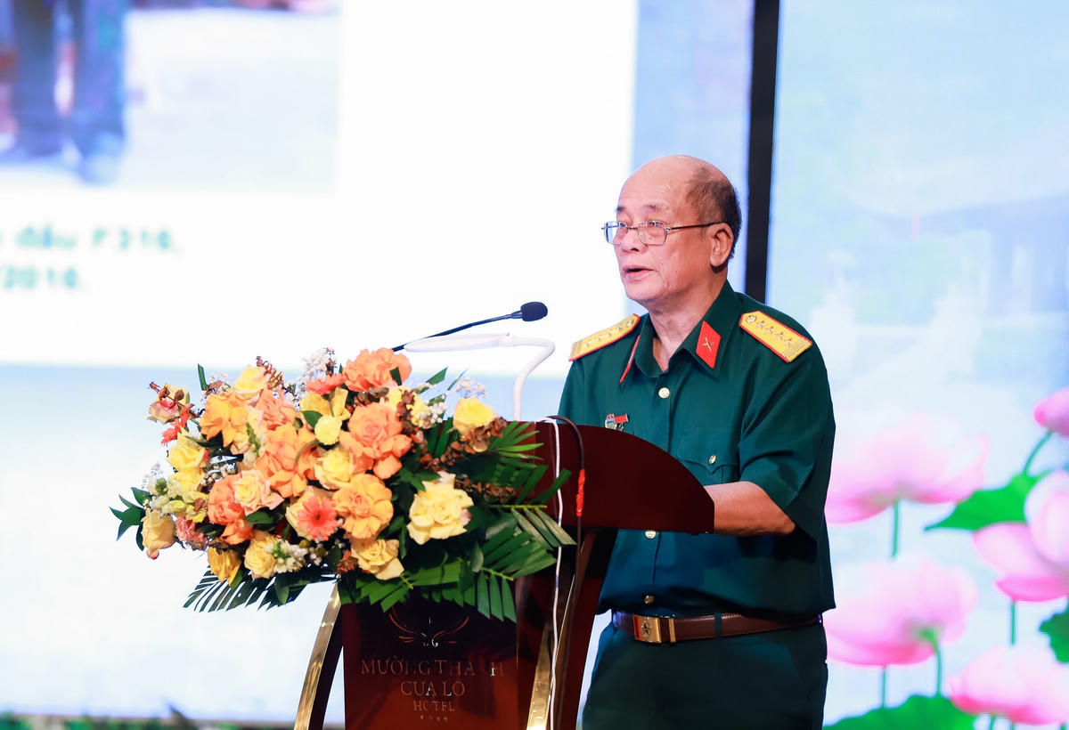 Đại tá Nguyễn Hữu Khảm, nguyên Phó Tổng Tham mưu trưởng, nguyên Chính trị viên Tiểu đoàn 5, Trung đoàn 148, Sư đoàn 316 trong chiến dịch trình bày tham luận tại hội thảo.
