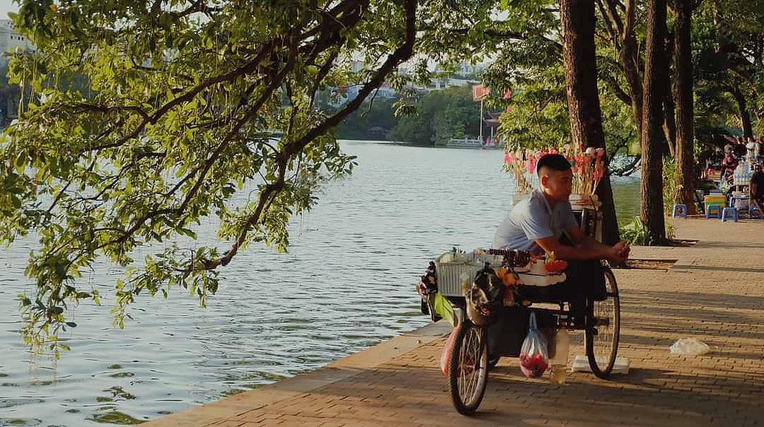 Anh Lê Văn Sơn (47 tuổi) sinh sống ở Hà Nội đã ngấp nghé được gần 15 năm, anh cho biết: "Mùa thu Hà Nội đến bất chợt và cũng đi rất vội vàng nên mọi người thường tranh thủ ra đường để có thể tận hưởng được hết không khí dịu dàng này". Hà Nội vào thu đẹp, lãng mạn lắm, những con đường dường như không còn đông đúc, cuộc sống mang nét yên ả và trôi qua vô cùng nhẹ nhàng.