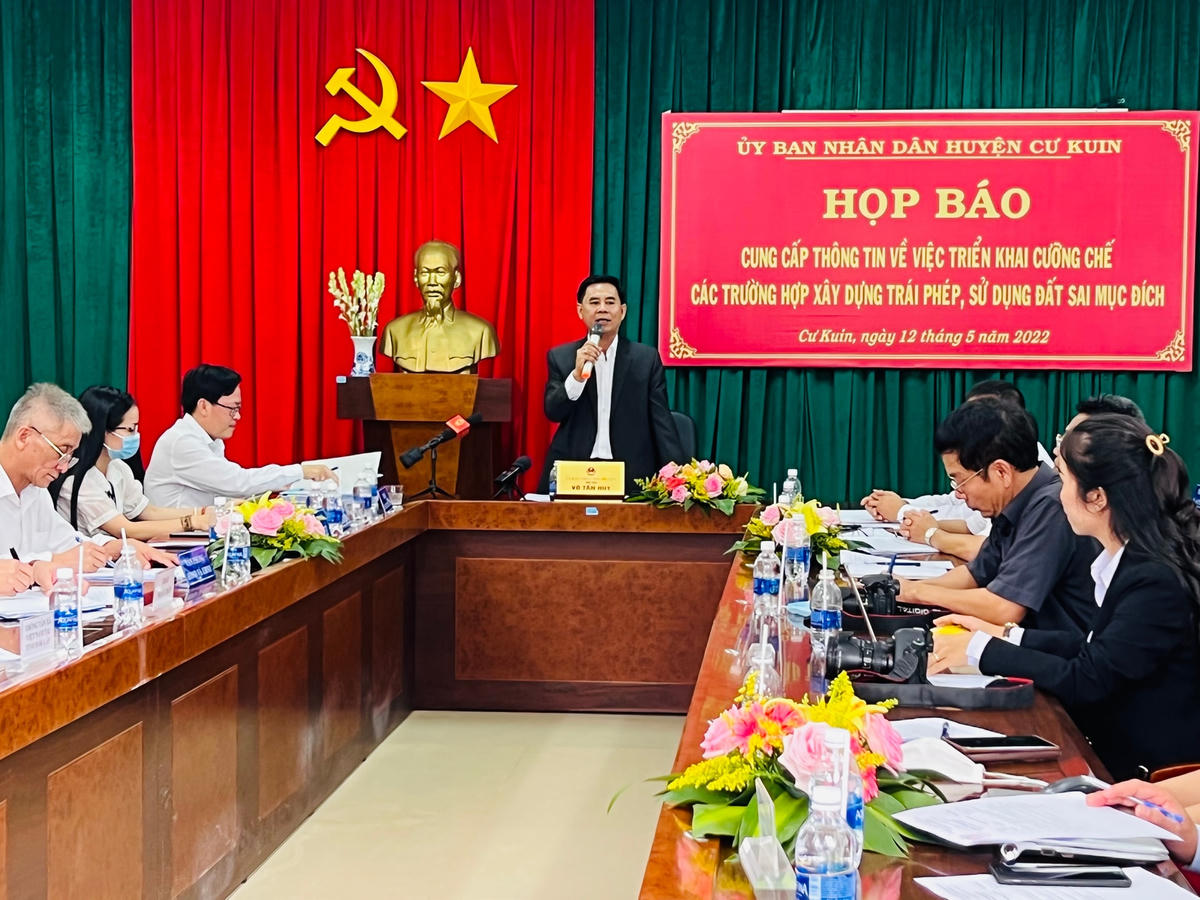 Ông Võ Tấn Huy, Chủ tịch UBND huyện Cư Quin, trả lời câu hỏi của phóng viên, nhà báo.