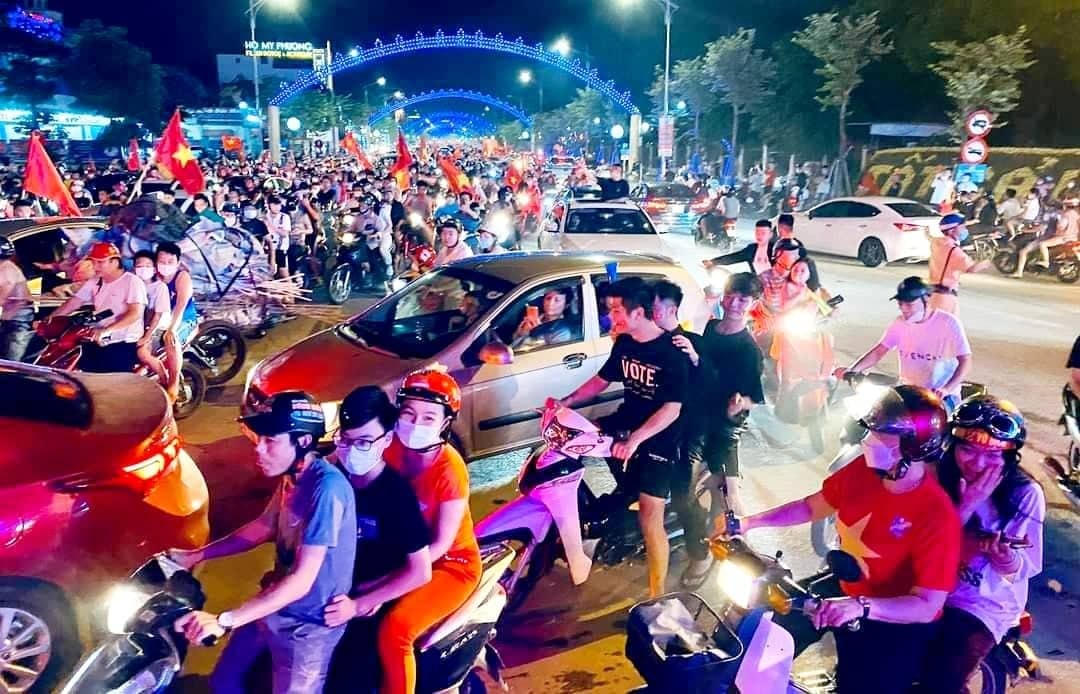 Hàng ngàn người ăn mừng trên tuyến phố đi bộ Hồ Tùng Mậu. (Ảnh: Điền Bắc).