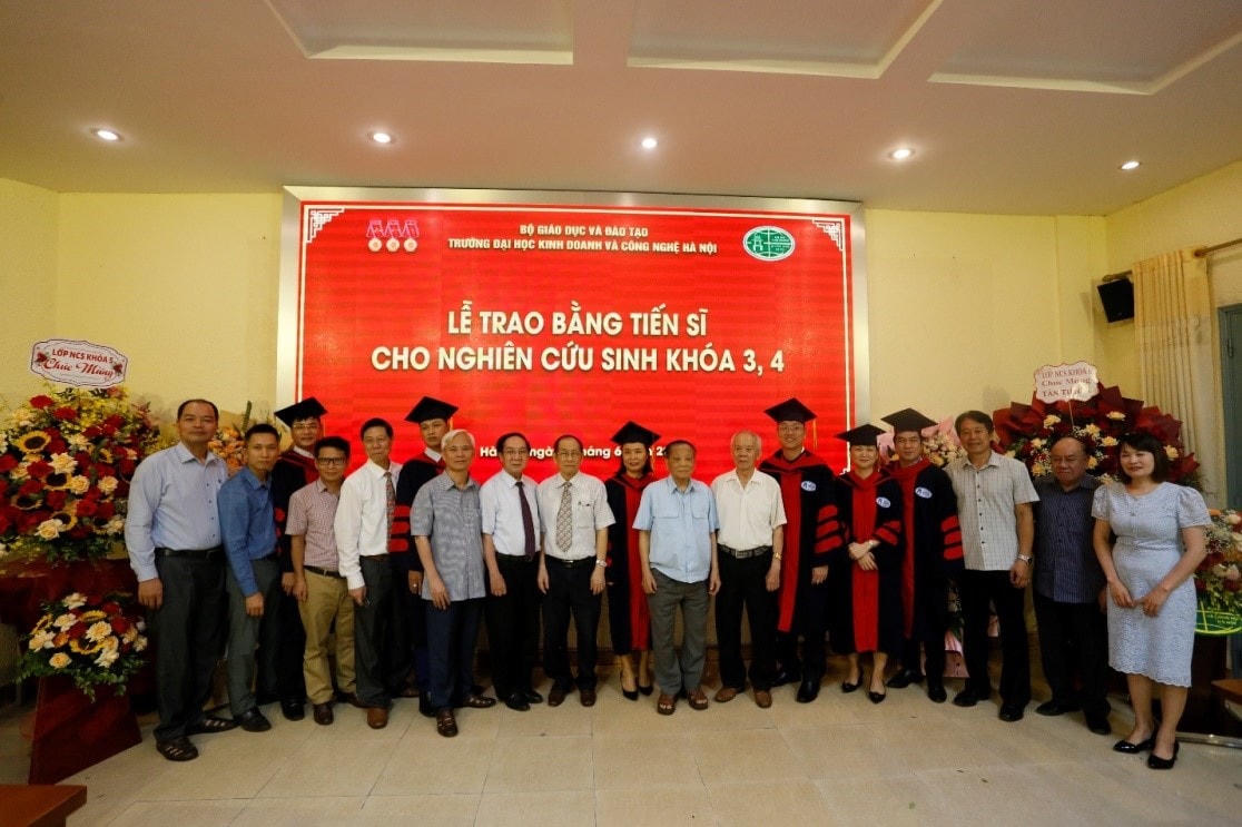 Đại diện Lãnh đạo Nhà trường chụp ảnh lưu niệm với các Tân Tiến sĩ.