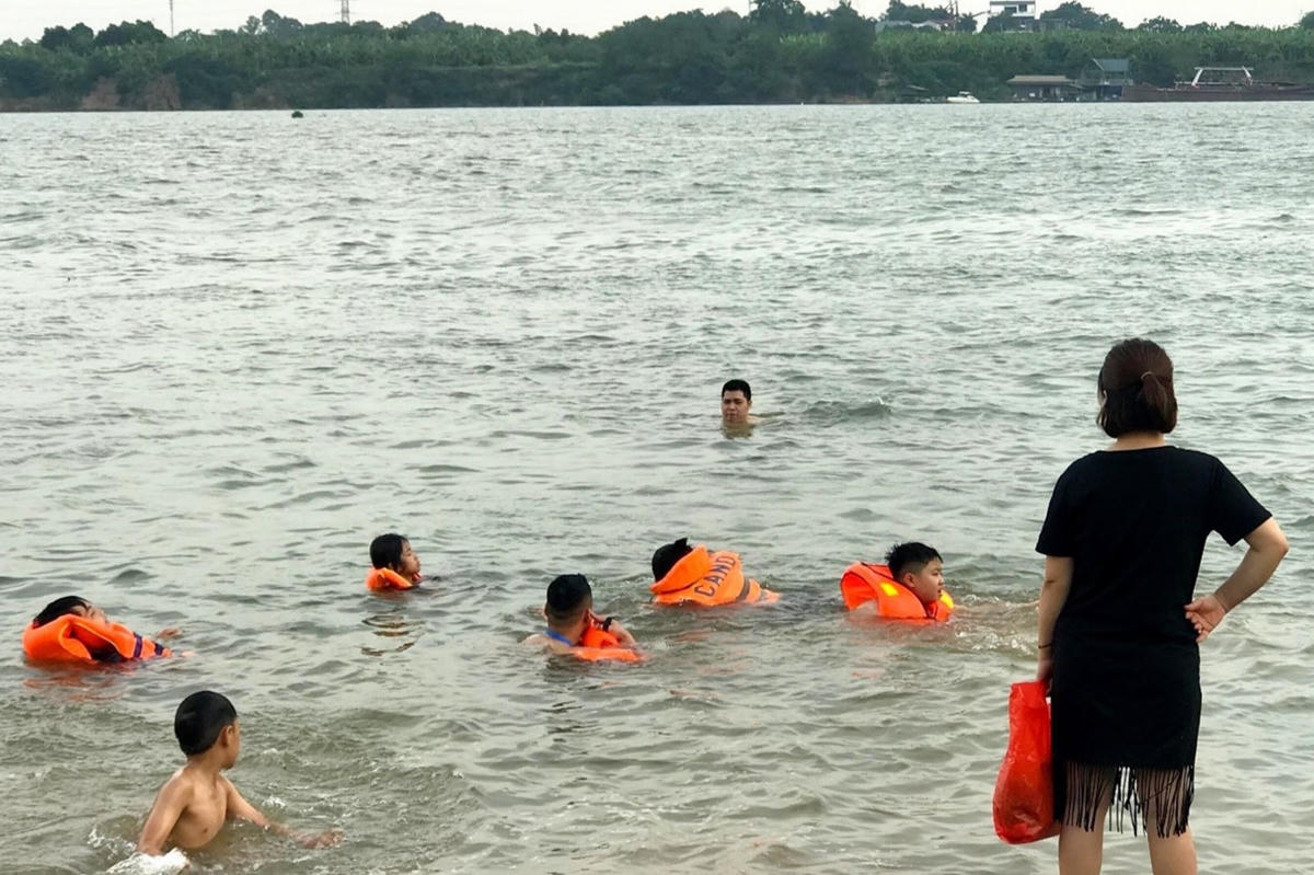 Phao cứu sinh, can nhựa, kính bơi,... là các vật dụng được người dân sử dụng để đảm bảo an toàn khi bơi.