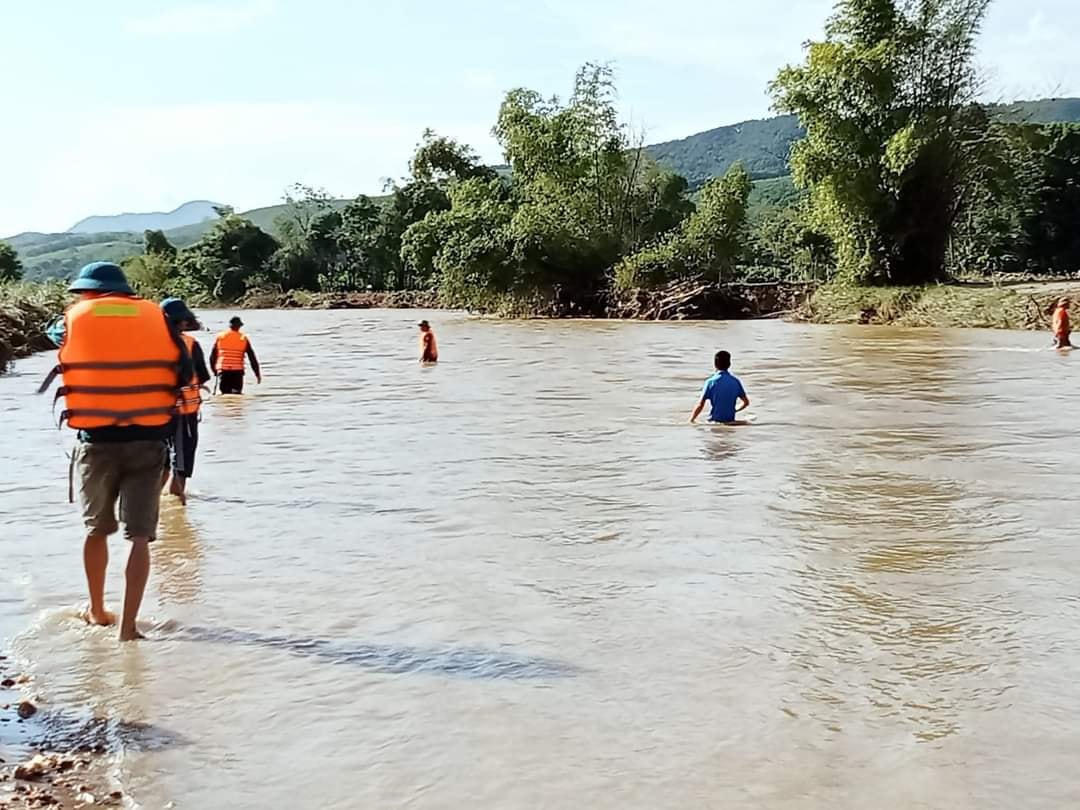 Qua cầu tràn khi lũ ập đến, một nam sinh bị lũ cuốn chưa tìm thấy. Ảnh Huy Nhâm