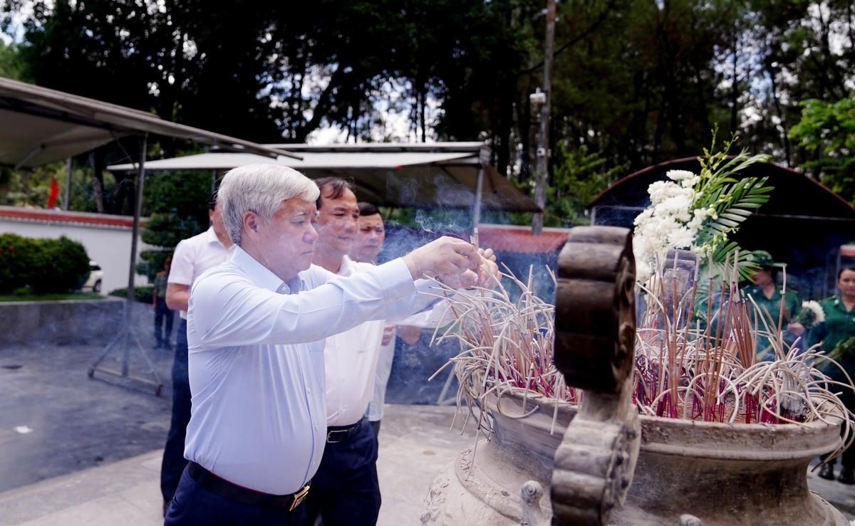 Chủ tịch Đỗ Văn Chiến dâng hương, dâng hoa tại Khu di tích đặc biệt Ngã ba Đồng Lộc (Can Lộc, Hà Tĩnh).