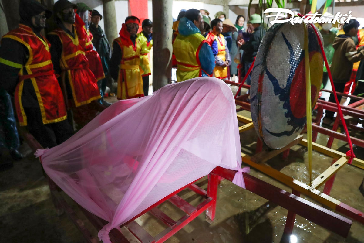 Sinh thực khí nam (Tàng thinh) và sinh thực khí nữ (Mặt nguyệt) được đặt ở trong đình Làng Mỏ trước khi làm lễ rước.