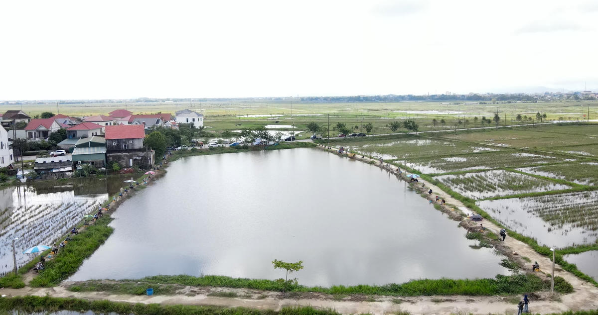 Ông Nguyễn Tuấn Anh, Chủ tịch UBND xã Đồng Môn (TP Hà Tĩnh) cho biết, địa phương khuyến khích tổ chức cá nhân đang thực hiện mô hình nông nghiệp du lịch ven đô. Hiện tại, địa phương đã có mô hình trồng sen và hồ dịch vụ câu cá làng Thượng đang phát triển khá hiệu quả. "Chúng tôi mong muốn đưa về môi trường sạch, tạo ra điểm nhấn để thu hút khách thập phương có thể đến du lịch tại xã Đồng Môn", ông Tuấn Anh nói. 