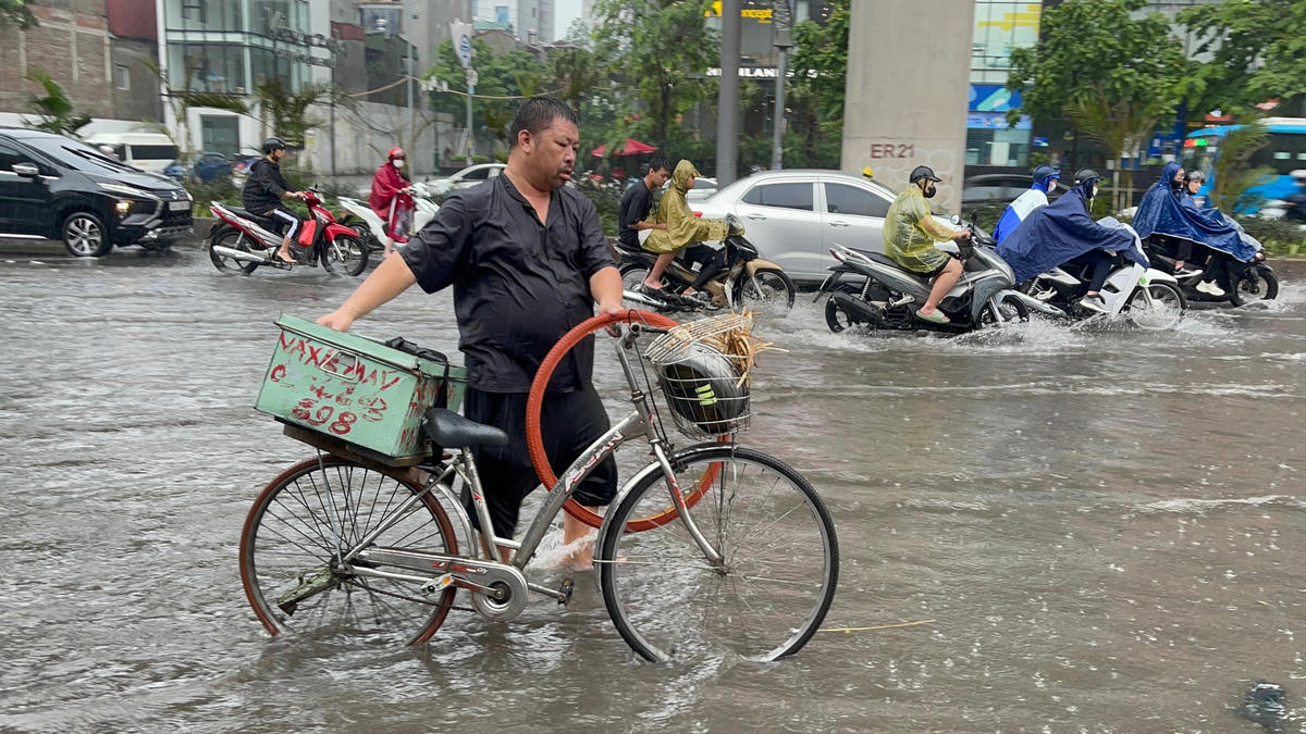 Trung tâm Dự báo khí tượng thủy văn Quốc gia cho biết, hiện nay, theo dõi trên ảnh vệ tinh, số liệu định vị giông sét và rađa thời tiết phát hiện thấy mây đối lưu hình thành ngay trên khu vực quận Đống Đa, Ba Đình, Hoàn Kiếm, Hà Đông. Vùng mây đối lưu này có xu hướng phát triển mở rộng thêm.