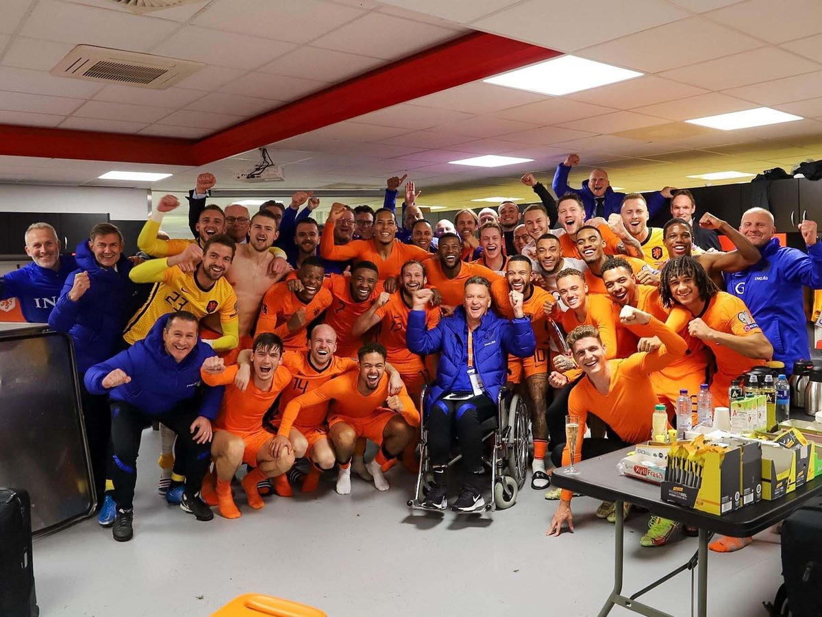 Van Gaal ngồi xe lăn sau trận thắng Na Uy ở vòng loại World Cup cuối năm 2021. Ông giấu các học trò khi nói mình bị ngã, nhưng thực chất đang điều trị ung thư. Ảnh: Daily Mail.