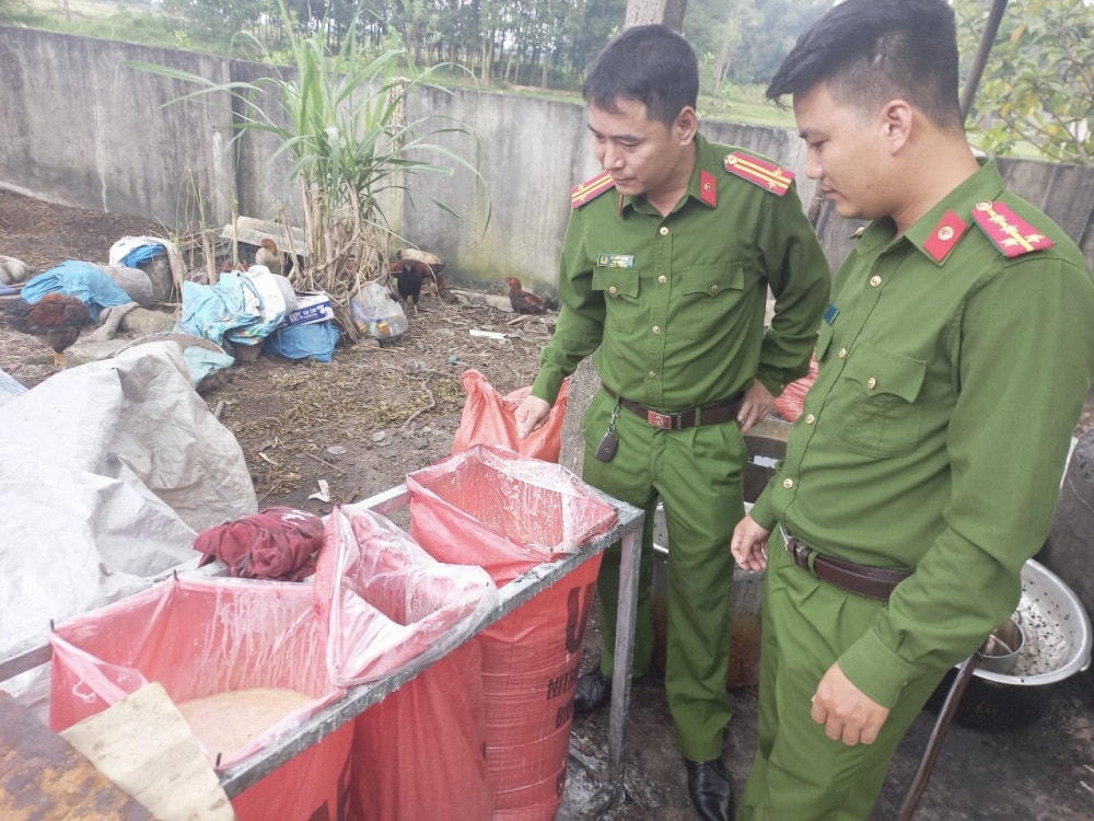 Tổng trọng lượng mỡ động vật đã được sơ chế khoảng 950 kg.