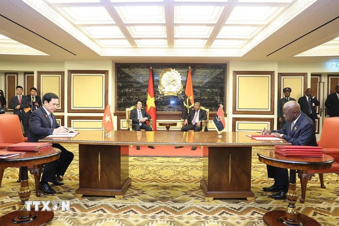 Chủ tịch nước Lương Cường và Tổng thống Angola João Manuel Gonçalves Lourenço chứng kiến lễ ký Ý định thư về thúc đẩy hợp tác quốc phòng giữa Việt Nam và Angola. (Ảnh: Lâm Khánh/TTXVN) ttxvn-chu-tich-nuoc-luong-cuong-va-tong-thong-angola-chung-kien-le-ky-van-kien-hop-tac-giua-hai-nuoc-8196818-2.jpg