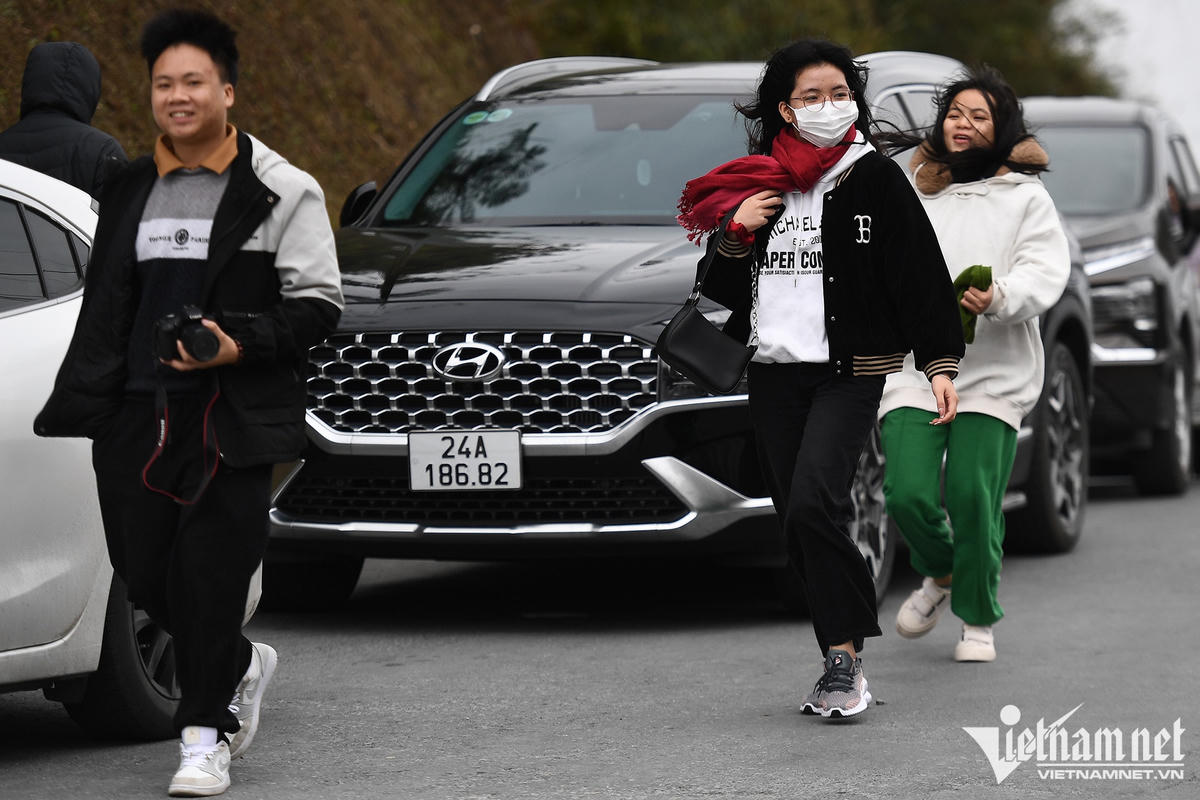 Du khách sốc nhiệt vì gió lạnh 4 độ C ngày Tết ở cổng trời Quản Bạ