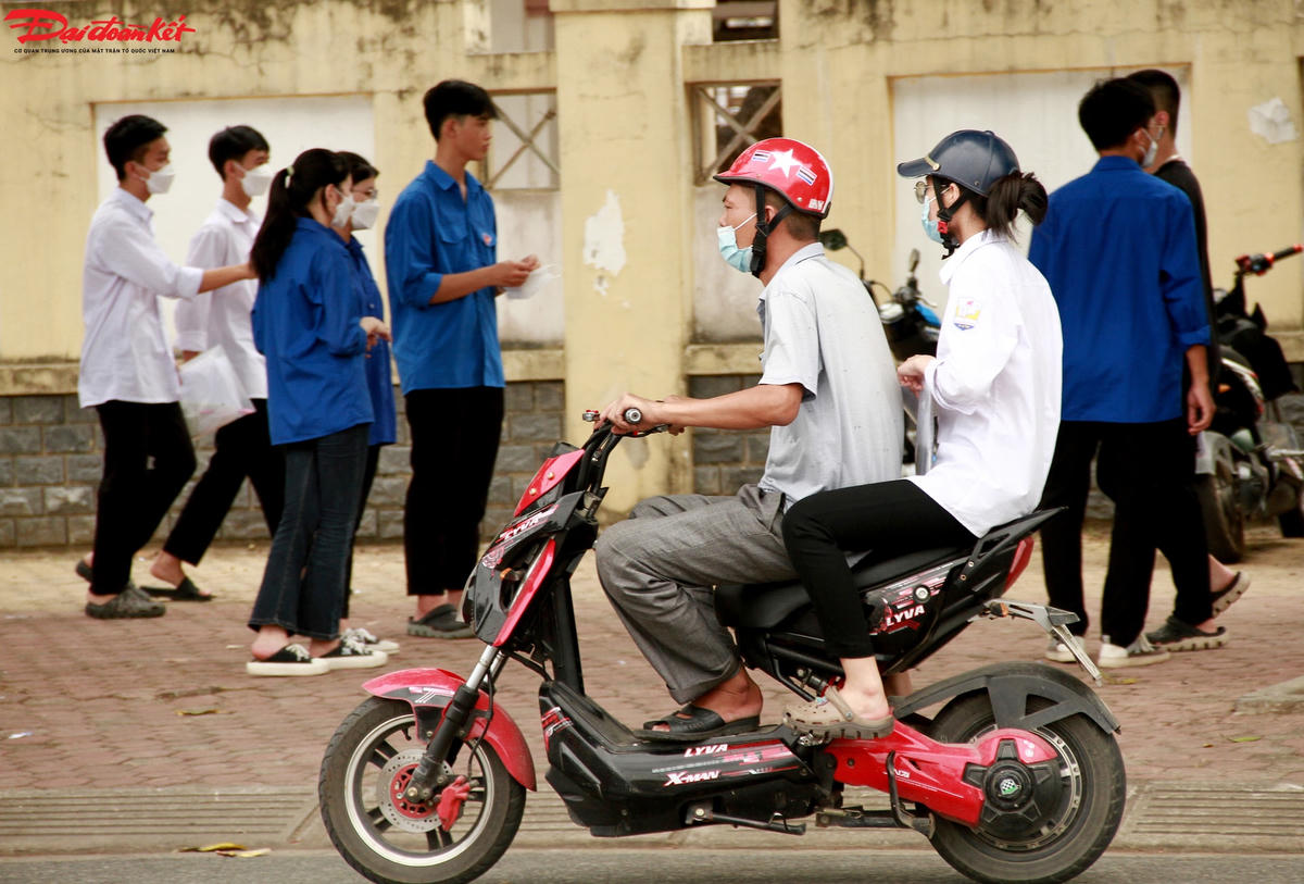 Ngay từ sáng sớm, nhiều phụ huynh đã đưa con đến địa điểm thi.