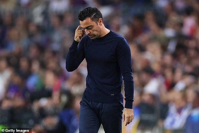 Nỗi thất vọng của HLV Xavi khi Barcelona bị loại ở Champions League (Ảnh: GI).
