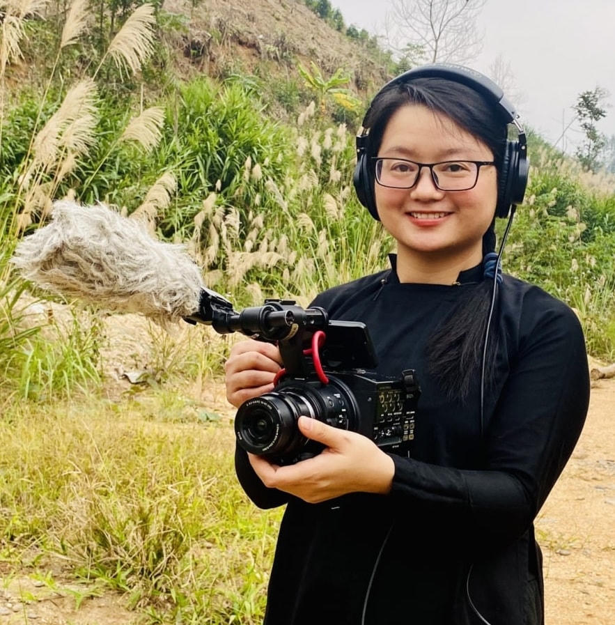 Hà Lệ Diễm trong một lần tác nghiệp.  