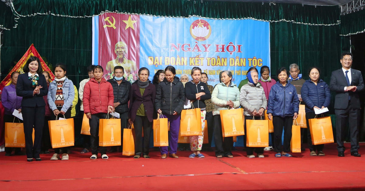 Trưởng Ban Tuyên giáo Tỉnh ủy Nam Định Phạm Thị Thu Hằng, Phó Chủ tịch Thường trực UBND tỉnh Trần Anh Dũng tặng quà một số hộ dân thôn Thượng Hữu trong Ngày hội.