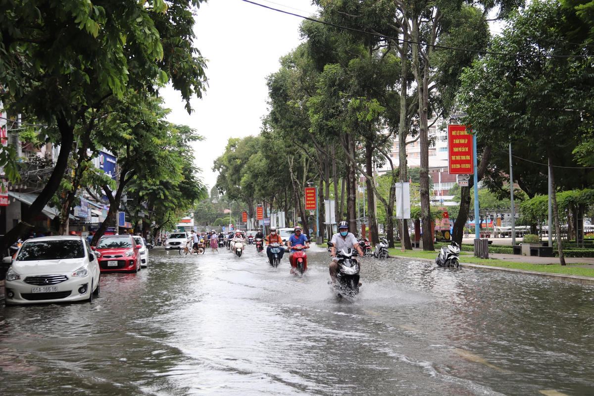 Đến 8h30 nước vẫn ngập tại đường Lý Tự Trọng (quận Ninh Kiều)