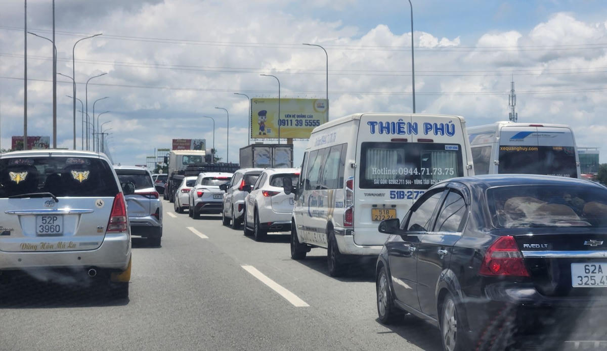 Ùn ứ trên đường cao tốc TP Hồ Chí Minh - Long Thành - Dầu Giây.