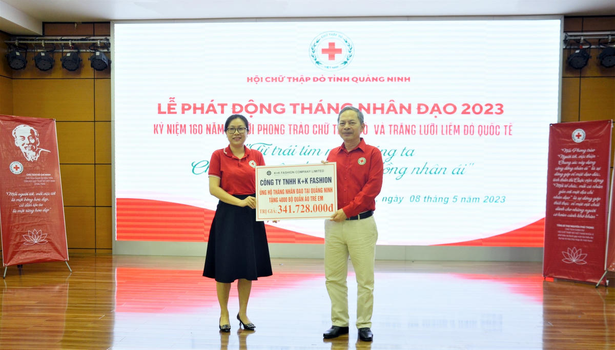 Công ty TNHH K+K Fashion ủng hộ 4.000 bộ quần áo trẻ em mới có tổng giá trị hơn 341 triệu đồng.