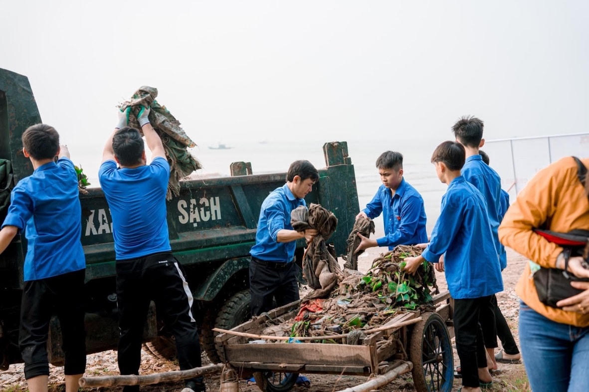 Sầm Sơn: Ra quân làm sạch môi trường biển&nbsp;