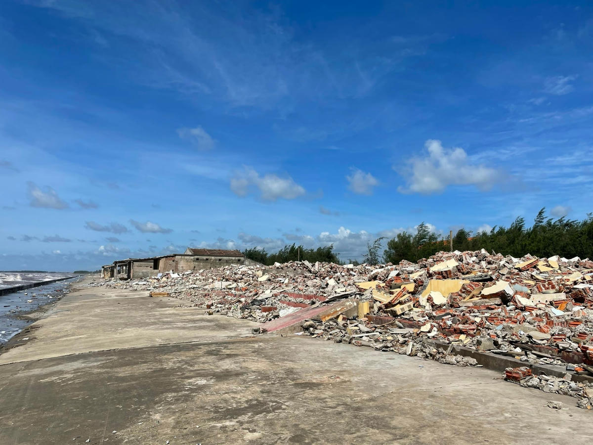 Sau giải tỏa, diện tích đất ven bãi tắm Quất Lâm sẽ được chính quyền địa phương sử dụng làm công viên cây xanh.